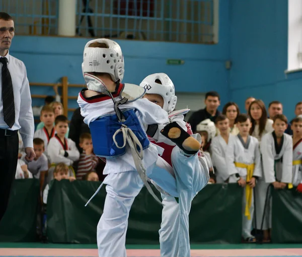 Orenburg, Rusia - 19 de octubre de 2019: Los niños compiten en taekwondo — Foto de Stock