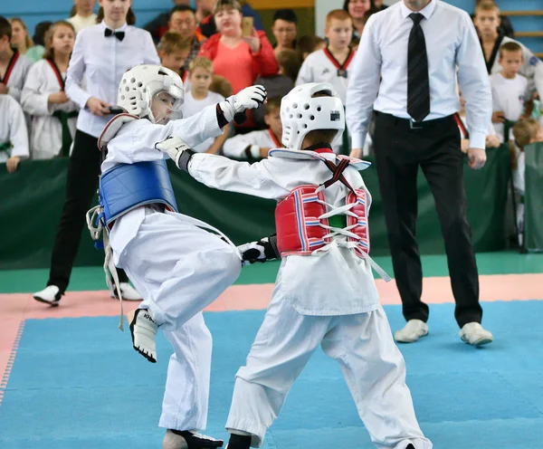 Orenburg, Russia - October 19, 2019: Boys compete in taekwondo — Stock Photo, Image