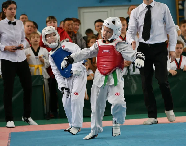 Orenburg, Oroszország - 2019. október 19.: A fiúk taekwondóban versenyeznek — Stock Fotó