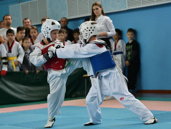 Orenburg, Rússia - 19 de outubro de 2019: Meninos competem em taekwondo — Fotografia de Stock