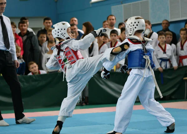 Orenburg, Russia - October 19, 2019: Boys compete in taekwondo — Stock Photo, Image