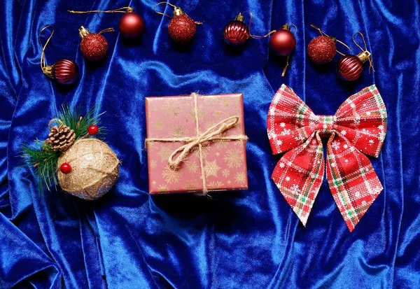 Kerstversiering en cadeau — Stockfoto