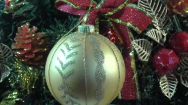 Noel ağacını süslemek için renkli toplar