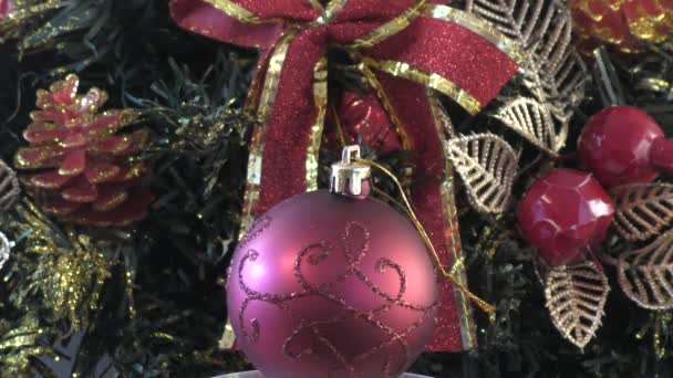 Kleurrijke Ballen Kerstboom Versieren — Stockvideo