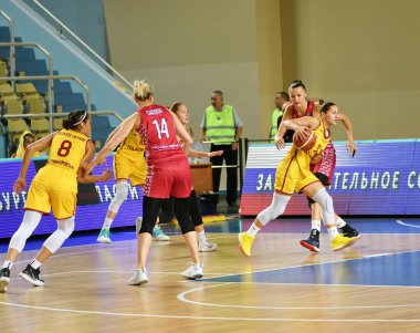 Orenburg, Rusya - 6 Ekim 2019: Kızlar basketbol oynar.