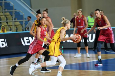 Orenburg, Rusya - 6 Ekim 2019: Kızlar basketbol oynar.