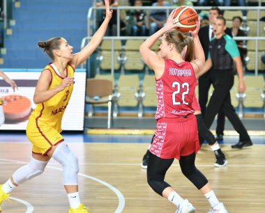Orenburg, Rusya - 6 Ekim 2019: Kızlar basketbol oynar.