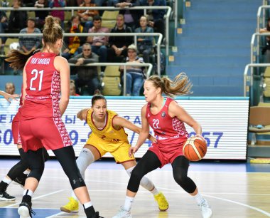 Orenburg, Rusya - 6 Ekim 2019: Kızlar basketbol oynar.