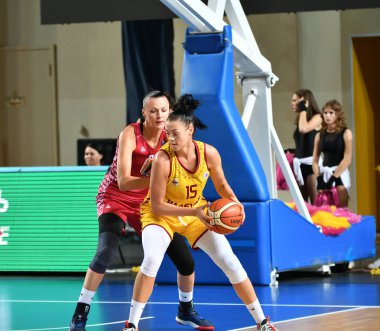 Orenburg, Rusya - 6 Ekim 2019: Kızlar basketbol oynar.