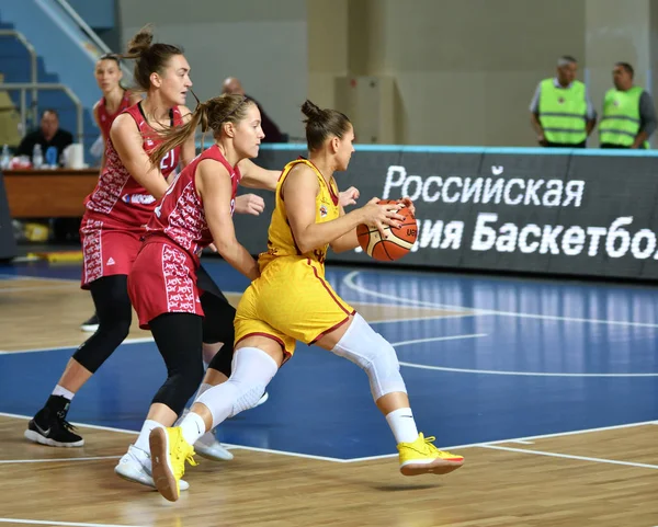 Orenburg, Ryssland 6 oktober 2019: Flickor spelar basket. — Stockfoto