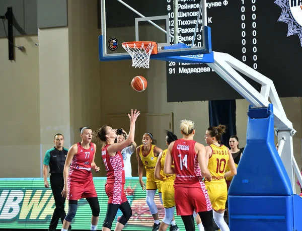 Orenburg (Russia), 6 ottobre 2019: Le ragazze giocano a basket. — Foto Stock