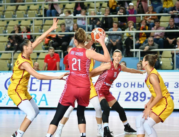 Orenburg, Rusko 6. října 2019: Dívky hrají basketbal. — Stock fotografie