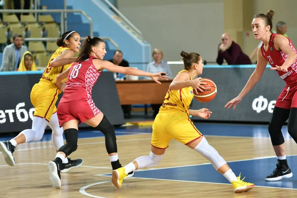 Orenburg, Rusia, 6 de octubre de 2019: Las niñas juegan al baloncesto. — Foto de Stock