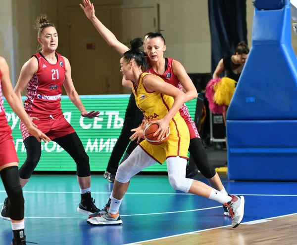 Orenburg, Rusko 6. října 2019: Dívky hrají basketbal. — Stock fotografie