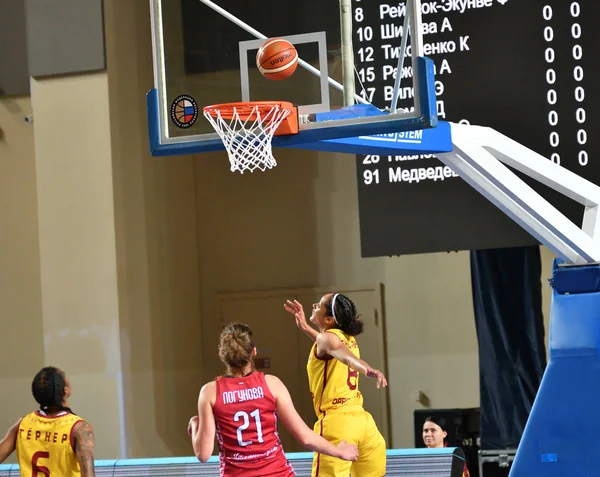 Orenburg, Rusko 6. října 2019: Dívky hrají basketbal. — Stock fotografie