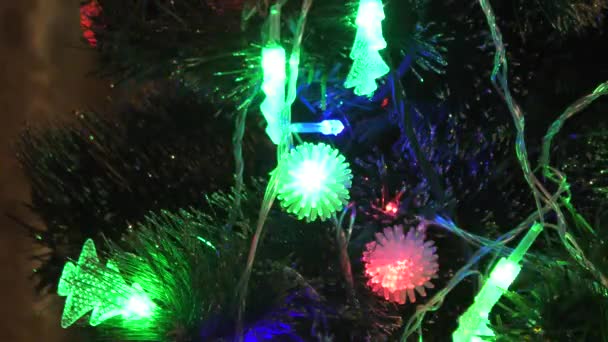 クリスマスツリー上のカラフルなライトの装飾 — ストック動画