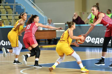 Orenburg, Rusya - 6 Ekim 2019: Kızlar basketbol oynar.