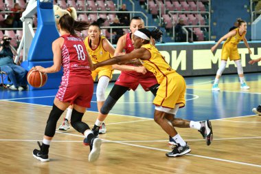 Orenburg, Rusya - 6 Ekim 2019: Kızlar basketbol oynar.