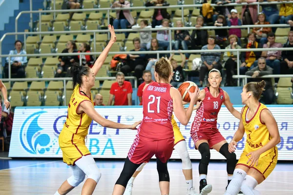 Orenburg, Ryssland 6 oktober 2019: Flickor spelar basket. — Stockfoto