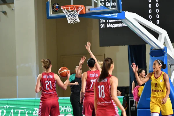 Orenburg, Rusko 6. října 2019: Dívky hrají basketbal. — Stock fotografie