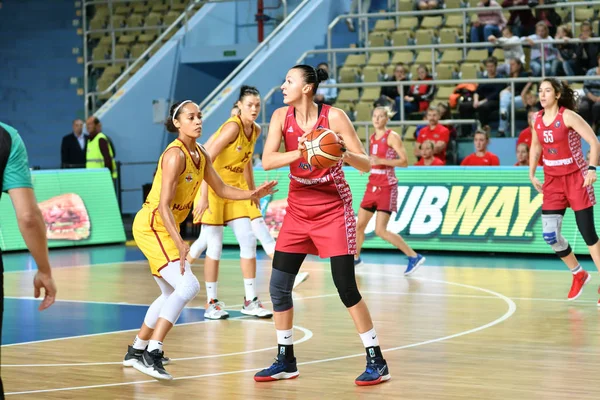 Orenburg, Rusko 6. října 2019: Dívky hrají basketbal. — Stock fotografie