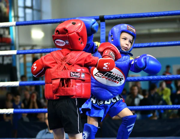 Orenburg, Russia - 20 ottobre 2019: I ragazzi gareggiano nella boxe thailandese — Foto Stock
