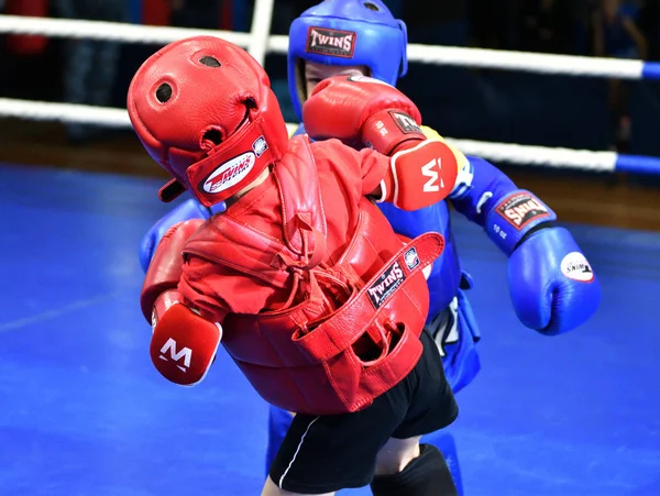 Orenburg, Rusia - 20 de octubre de 2019: Los niños compiten en el boxeo tailandés — Foto de Stock