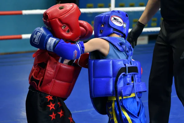 Orenburg, Rusia - 20 de octubre de 2019: Los niños compiten en el boxeo tailandés —  Fotos de Stock