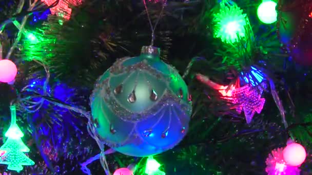 Πολύχρωμα Φώτα Καίνε Στο Χριστουγεννιάτικο Δέντρο — Αρχείο Βίντεο