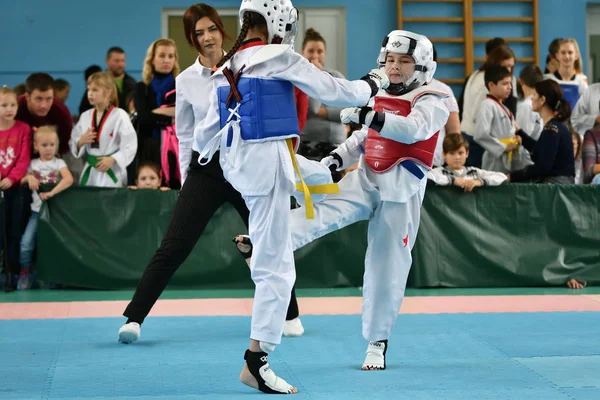 Orenburg, Russie - 19 octobre 2019 : Les filles concourent en taekwondo — Photo