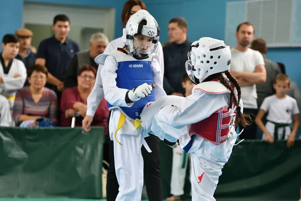 Orenburg, Rusia - 19 de octubre de 2019: Las niñas compiten en taekwondo —  Fotos de Stock