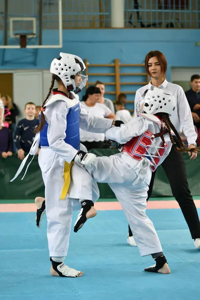 Orenburg, Rússia - 19 de outubro de 2019: Meninas competem em taekwondo — Fotografia de Stock