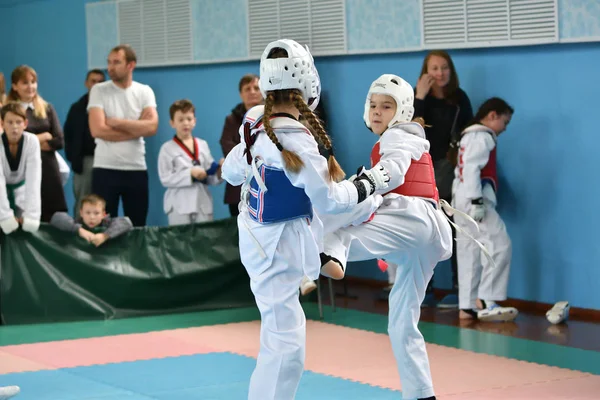 Orenburg, Rusia - 19 de octubre de 2019: Las niñas compiten en taekwondo — Foto de Stock
