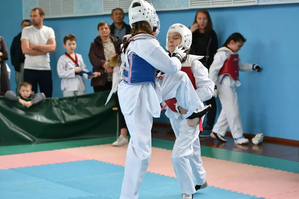 Orenburg, russland - 19. Oktober 2019: Mädchen messen sich im Taekwondo — Stockfoto