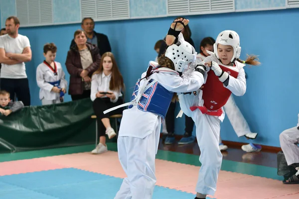 Orenburg, russland - 19. Oktober 2019: Mädchen messen sich im Taekwondo — Stockfoto