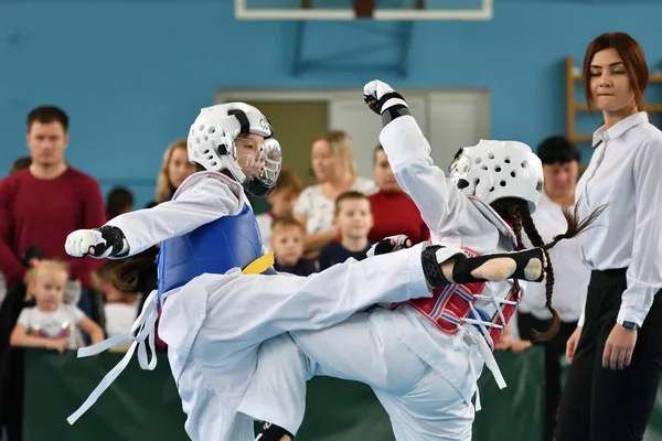 Orenburg, Rusko - 19. října 2019: Dívky soutěží v taekwondu — Stock fotografie