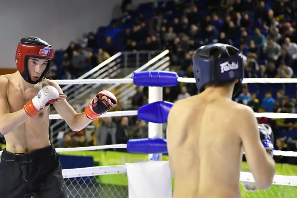 Orenburg, Russie - 18 février 2017 année : Les combattants concourent dans les arts martiaux mixtes (MMA ) — Photo