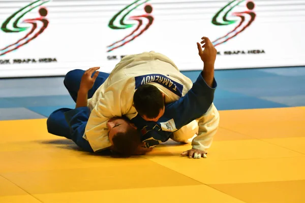 Orenburg, Federacja Rosyjska - 12-13 maja roku 2018: chłopcy konkurować w Judo — Zdjęcie stockowe