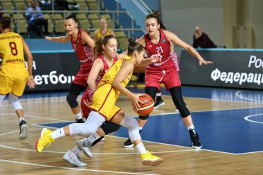 Orenburg, Rusya - 6 Ekim 2019: Kızlar basketbol oynar.