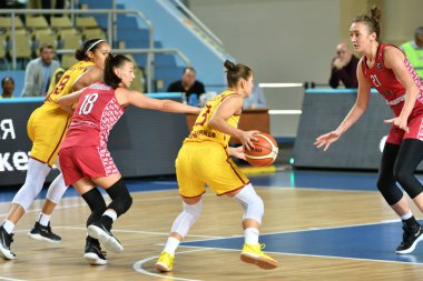 Orenburg, Rusya - 6 Ekim 2019: Kızlar basketbol oynar.