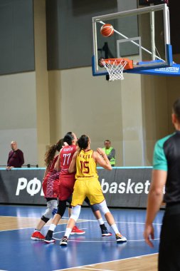 Orenburg, Rusya - 6 Ekim 2019: Kızlar basketbol oynar.
