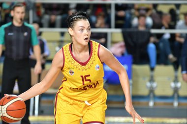 Orenburg, Rusya - 6 Ekim 2019: Kızlar basketbol oynar.