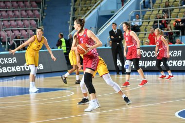 Orenburg, Rusya - 6 Ekim 2019: Kızlar basketbol oynar.