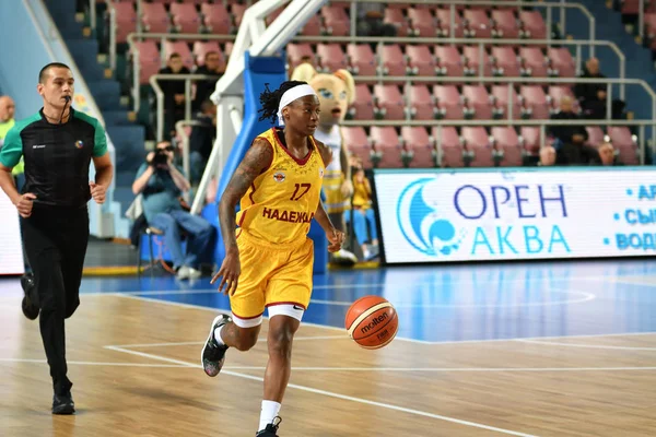 Orenburg, Rusia, 6 de octubre de 2019: Las niñas juegan al baloncesto. —  Fotos de Stock