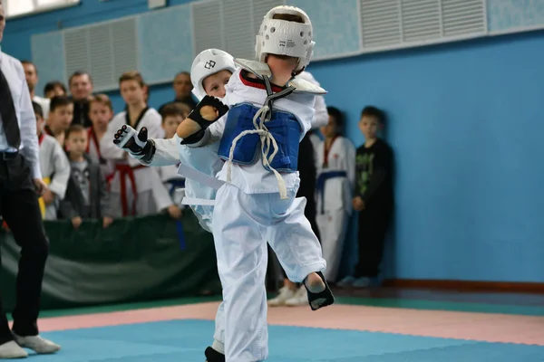 Orenburg, Oroszország - 2019. október 19.: A fiúk taekwondóban versenyeznek — Stock Fotó