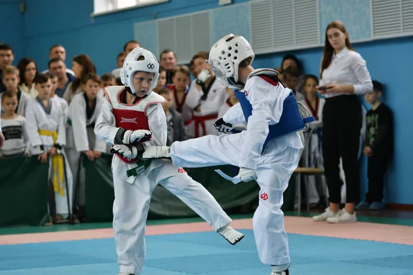 Orenburg, Rússia - 19 de outubro de 2019: Meninos competem em taekwondo — Fotografia de Stock