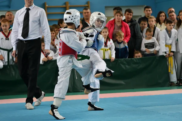 Orenburg, Rusia - 19 de octubre de 2019: Los niños compiten en taekwondo — Foto de Stock