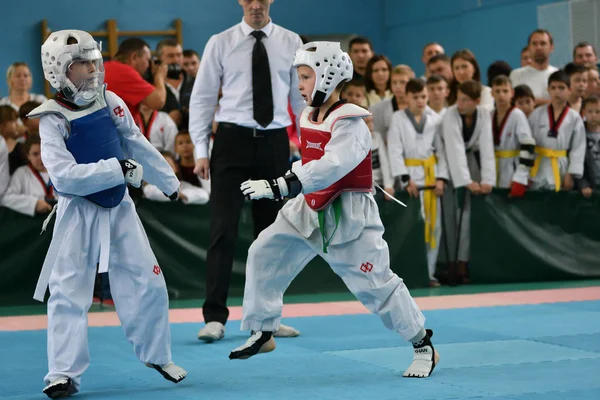 Orenburg, Rusland - 19 oktober 2019: Jongens nemen deel aan taekwondo — Stockfoto