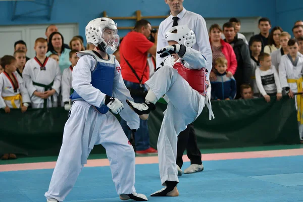 Orenburg, Russia - October 19, 2019: Boys compete in taekwondo — Stock Photo, Image