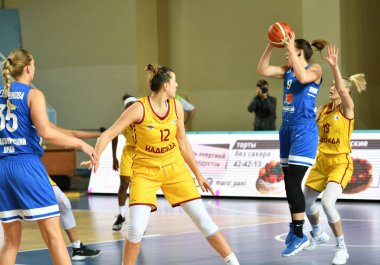 Orenburg, Rusya - 3 Ekim 2019: Kızlar basketbol oynar